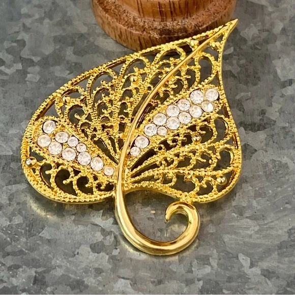 Vintage Gold Rhinestone Filagree Pin Brooch - Picture 10 of 14